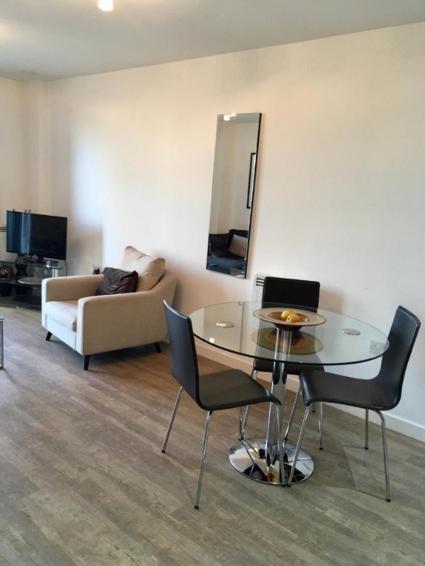 New Central Woking 1 and 2 Bedroom Apartments with Free Gym, close to Train Station image 18