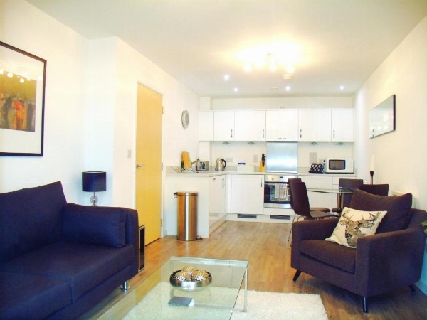 New Central Woking 1 and 2 Bedroom Apartments with Free Gym, close to Train Station image 29