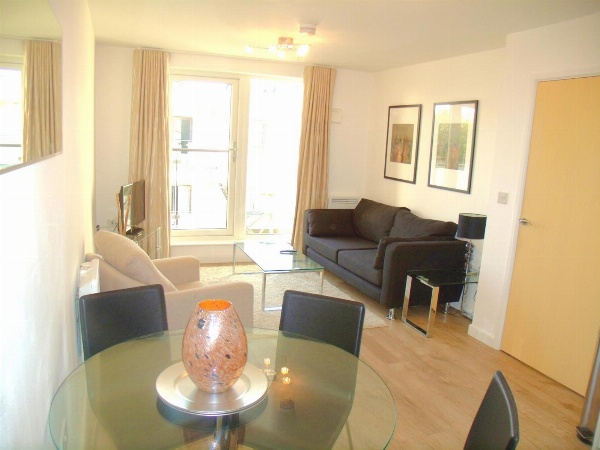 New Central Woking 1 and 2 Bedroom Apartments with Free Gym, close to Train Station image 4