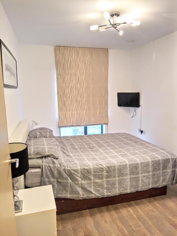 New Central Woking 1 and 2 Bedroom Apartments with Free Gym, close to Train Station image 7